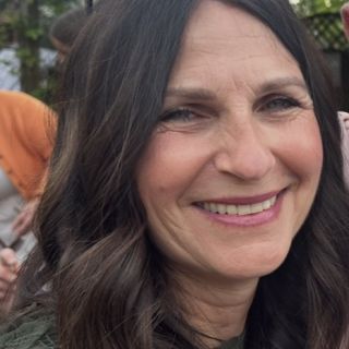 Profile photo for Mandy Holdaway 